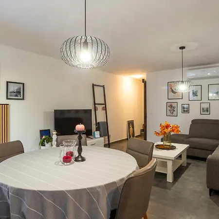 Апартаменты 1 Bedroom Beautiful In Novigrad Новиград