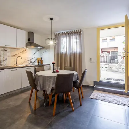 Awesome In Novigrad With Wifi Apartman *