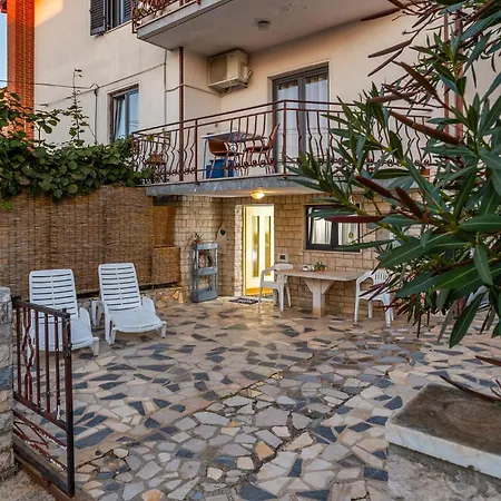 アパート Awesome In Novigrad With Wifi