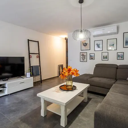 1 Bedroom Beautiful In Novigrad *